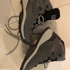 NEW Columbia women’s hiking boots